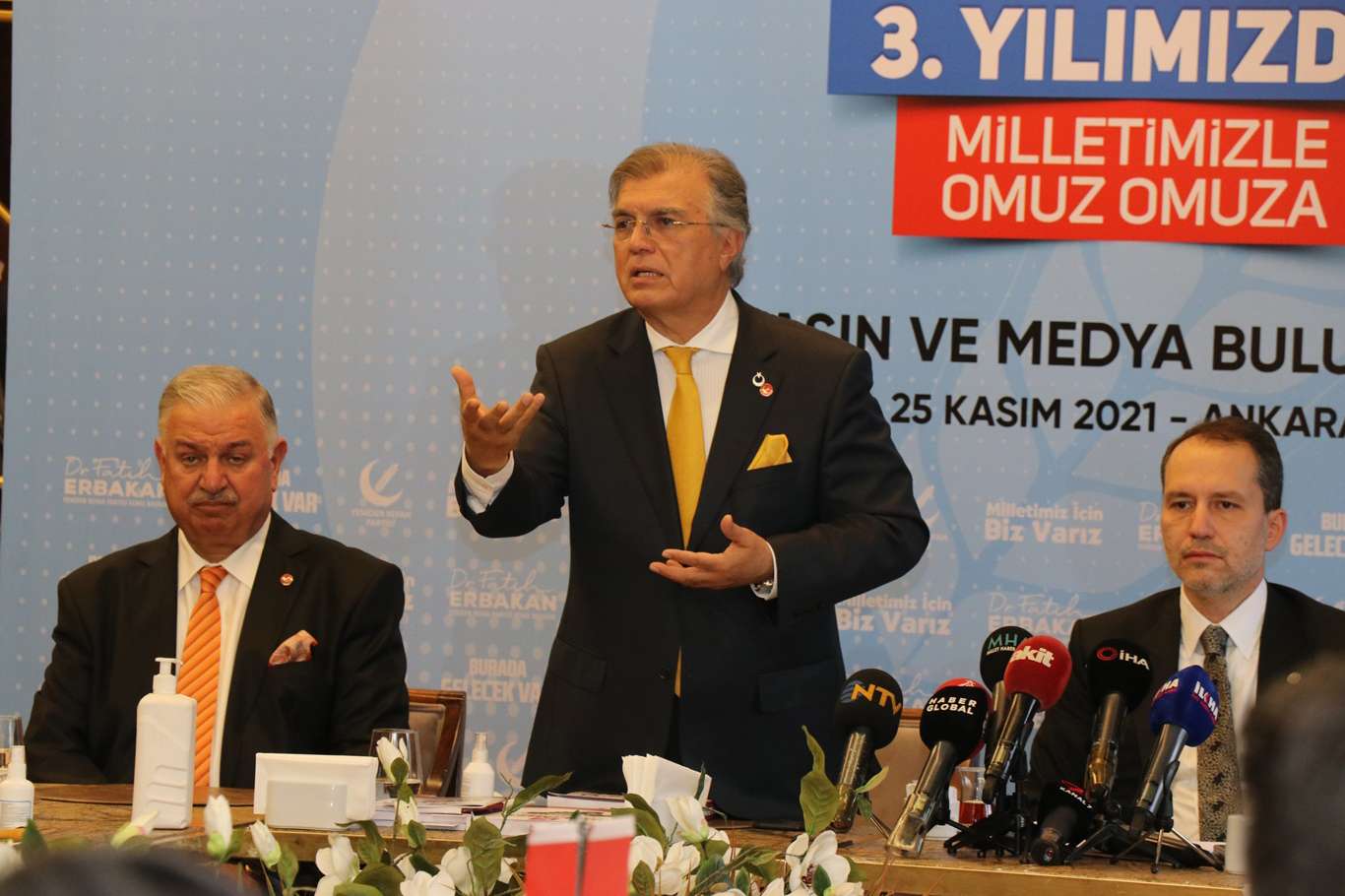 Yeniden Refah Partisi Genel Başkanı Erbakan basın mensuplarıyla bir araya geldi